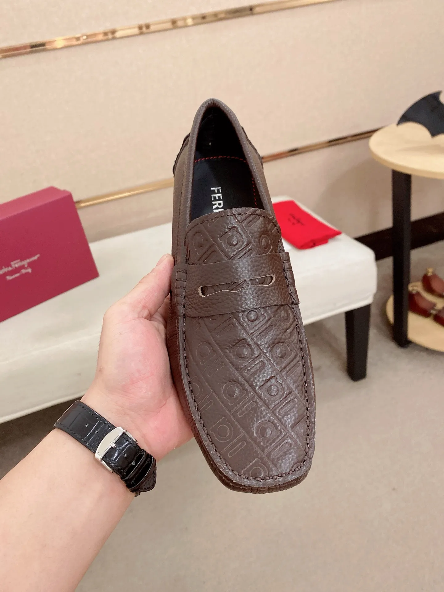 Men's shoes💰: 560💰High-end quality! Ferragamo🆕🆕Exclusive hot-selling products in stock🔥🔥New products on the shelves, high-quality Ferragamo men's pea shoes, high-end casual driving shoes, with complete packaging! 💪 💪 Material: imported first-layer pebbled cowhide 🐂 + imported high-quality water-dyed cowhide lining + wear-resistant outsole 👍🏻👍🏻 Features: high-end and comfortable, purely handmade 🚀 🚀 Create the perfect shoe that suits you best 🔥 🔥 Size: (38-44) 45 standard size can be customized!